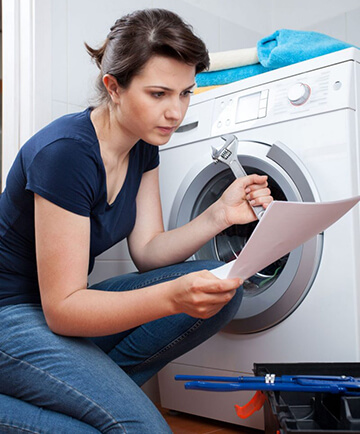 неопытная девушка за ремонтом стиральной машины